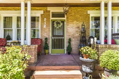 Image de Historique 4 chambres 2 salles de bain maison près du parc national de Zion. Belle cour porche et patio