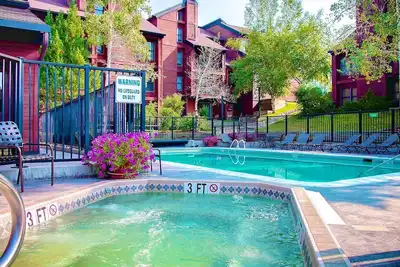 Image de Offres hors saison / été! Patio privé, �� quelques pas de la grande piscine, bains à remous, tennis, grillades, à pied