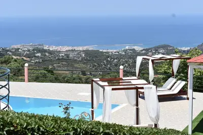 Image de Halepa Hill! Superbe villa de 4 chambres, avec vue imprenable et piscine!