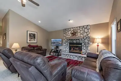 Image de My Happy Place, 3 chambres, bain à remous, cheminée, bain à remous, WiFi, 6 personnes