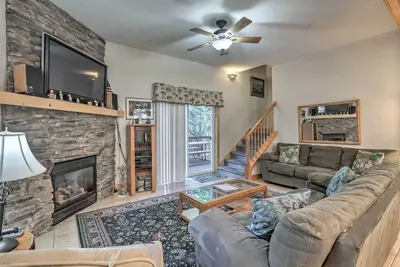 Image de Nouveau! Maison rustique de Tahoe avec bain à remous près de Squaw Valley