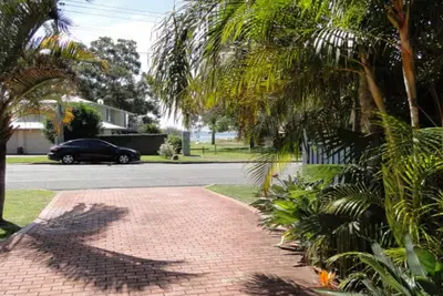 Image de 2 'Copacabana', 61 Sandy Point Road - jolie unité avec vue sur l'eau depuis le balcon