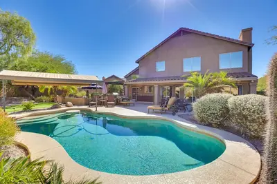 Image de 'The Cactus Ranch House' avec piscine et cuisine extérieure!