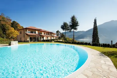 Image de Maison avec vue sur le lac pour 6 personnes avec piscine, sauna et jacuzzi