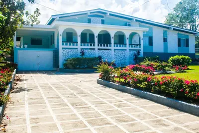Image de Scarlett Hall Hideaway 4Br / 3Ba, baie de Runaway, St Ann, Ja, propriété avec WiFi et Ac