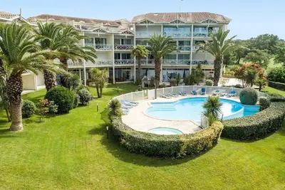 Image de Appartement cosy et ensoleillé | Deux pas du terrain de golf!