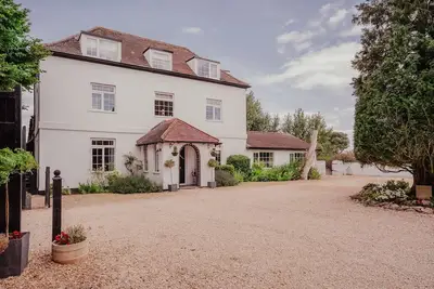 Image de Magnifique maison Riverside avec piscine intérieure chauffée, bain à remous, salle de jeux.
