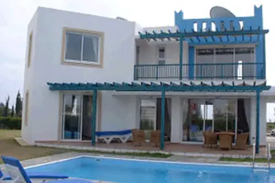 Image de 3 chambres 3 salles de bain avec piscine privée