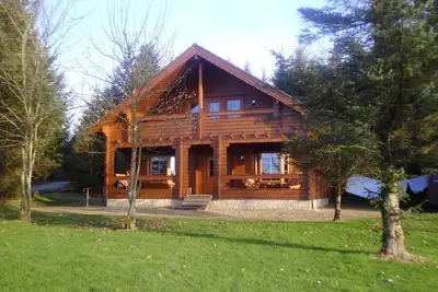 Image de Luxueux chalet de bord de la rivière situé dans un endroit boisé tranquille
