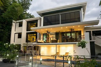 Image de Superbe maison contemporaine-Super emplacement avec piscine et grand espace extérieur-12 à 14 personnes