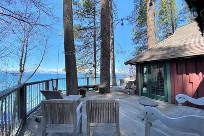 Image de Une partie de l’histoire de Tahoe, la cabine rouge originale au bord du lac (Zc1298)