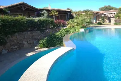 Image de belle villa jardin et piscine près de la station balnéaire