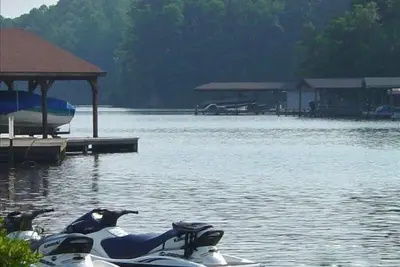 Image de Détendez-vous au bord du lac dans cette belle maison au bord de l'eau!