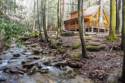 Image de Maison en rondins privée Blue Ridge Mountain Creekside Hideaway avec bain à remous / foyer