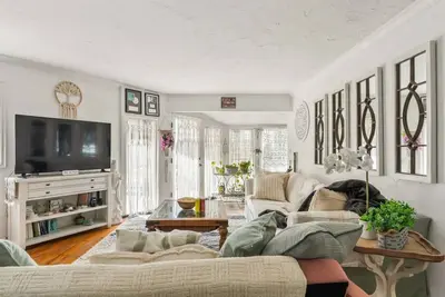 Image de The Malibu Retreat: Happiness Bus + Music Promoter Guest House Combo avec piscine