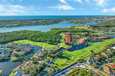 Image de Belle villa ensoleillée dans Windstar gated community directement sur la baie de Naples