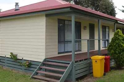 Image de Dino's Beach Pad - à distance de marche des commerces et de la plage # 144