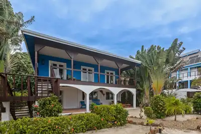 Image de Villa en bord de mer avec vue sur la mer, véranda et quai / hamacs partagés!