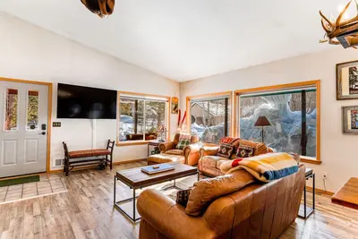 Image de Chalet de montagne w / wrap-around pont, foyer au gaz, grill-chiens Ok