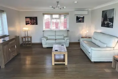 Image de Beau bungalow attenant au lac de pĂŞche