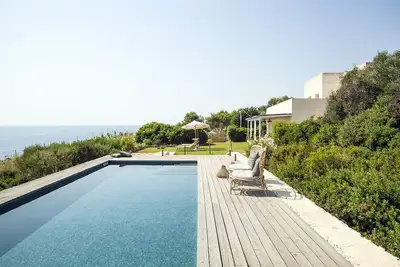 Image de Villa luxueuse de construction récente en bord de mer avec terrasse panoramique