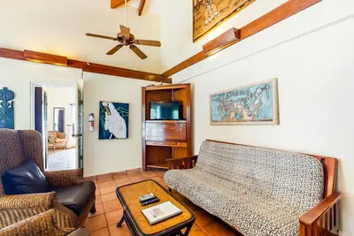 Image de Oceanfront condo w / vue sur l'océan, piscine partagée et Ac - à pied de la plage!