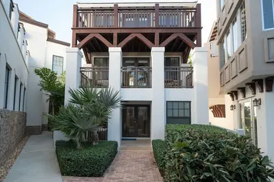 Image de Marlin Bay Resort & Marina - Maison décorée professionnellement dans une station balnéaire