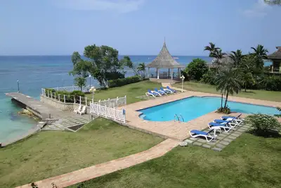 Image de Ocho Rios Designer Apt, Mer, Plage, Piscine, Chef cuisinier / cuisinière, Court de tennis, 150 m²