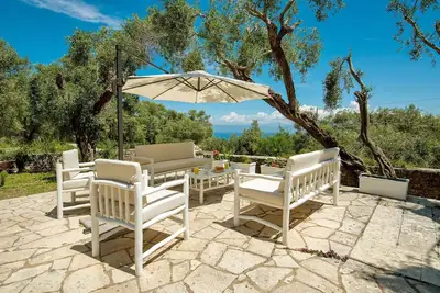 Image de Maison traditionnelle grecque Ă Paxos avec piscine et vue mer 4 Bdr