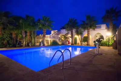 Image de Michelle House, villa avec piscine Ă quelques pas de la mer