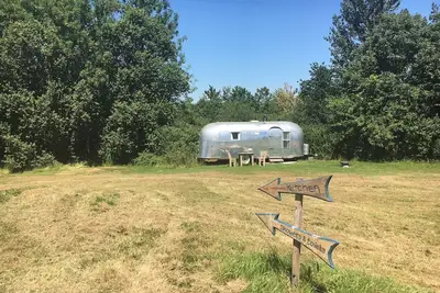 Image de Bullet Airstream des années 1960 récemment rénové pour une escapade de luxe