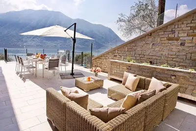 Image de Résidence de luxe vue lac pour 10 personnes avec piscine intérieure, jacuzzi et sauna.