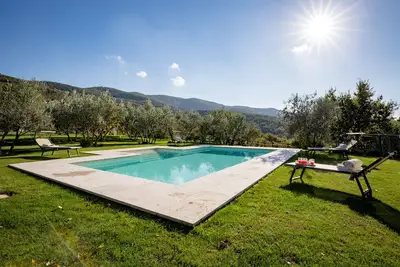 Image de Villa élégante avec piscine privée et vue magnifique, détente et confort complets