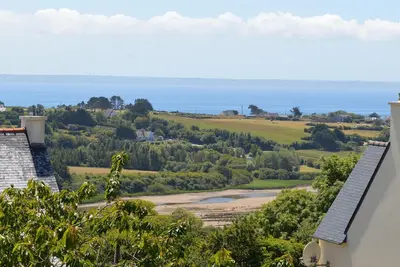 Image de Vue Mer avec terrasse et jardin pour Rando, Voile, Plage. . .