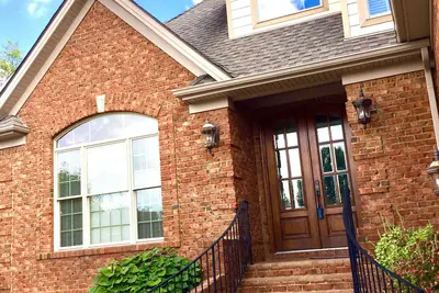 Image de 3500 pieds carrés avec tout le nouvel ameublement + espace vert