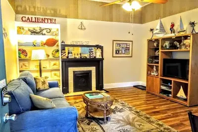 Image de 1br 1ba apt dans la maison de style colonial près du centre-ville!