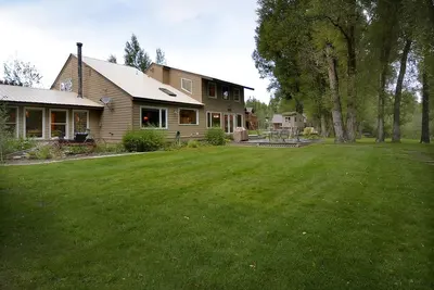 Image de Belle maison sur la rivière Gunnison avec accès à la pêche! Calme et privé!