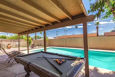 Image de Espace et confort avec piscine privée et arrière-cour, y compris foyer et table de billard!