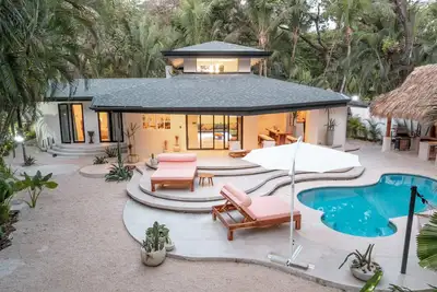 Image de Villa de plage de quatre chambres, juste à côté de Banana Beach. À quelques pas de la plage.