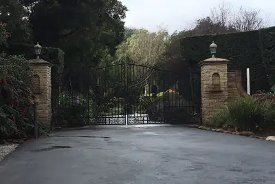 Image de Jardins incroyables avec terrain de pétanque - Véritable charme européen!