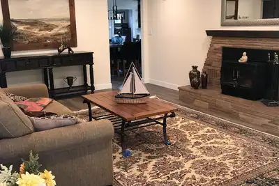 Image de Maison rénovée spacieuse au large de la rue Main