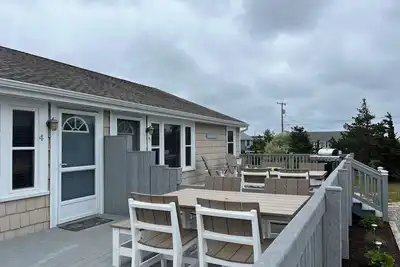 Image de Magnifique chalet de 3 chambres avec grand pont et marcher à la plage privée!