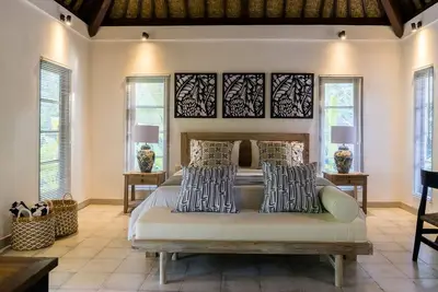 Immergez-vous dans un élégant bungalow 2br avec piscine privée juste à l'extérieur d'Ubud