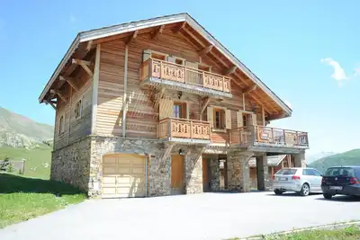 Image de Grand + Charmant Chalet, accès direct aux pistes | Jacuzzi privé