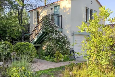 Image de Tranquil 1-bd Guesthouse Appartement sur Spanish Estate, terrasse avec vue sur la montagne