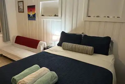 Image de Oceanside Studio! Traversez la rue pour aller Ă la plage!