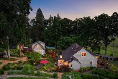 Image de Domaine viticole sur deux hectares boisés avec jardins, sentiers, cascade, balançoire à 25 min de Portland