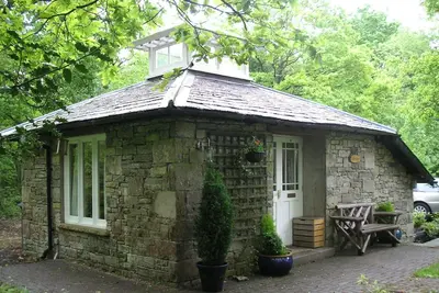 Image de Picture Postcard Cottage de beaucoup de caractère dans un cadre idyllique et paisible