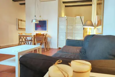 Rambla E - Top floor. City Centre, max 3 ppl