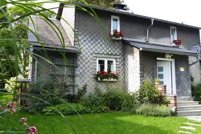 Image de chalet confortable avec jardin dans le Fichtelgebirge.